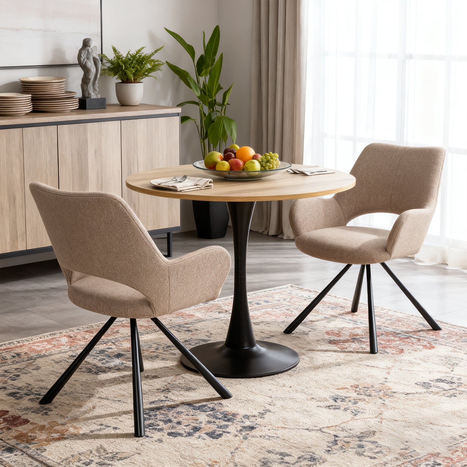 Ensemble de salle à manger de style scandinave comprenant une table ronde en chêne et 2 fauteuils beige