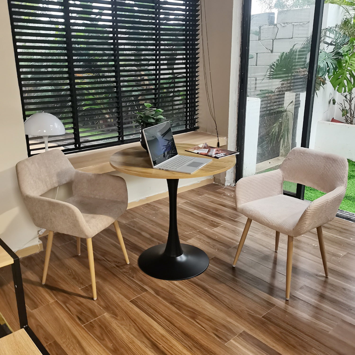 Ensemble de salle à manger de style scandinave comprenant une table ronde en chêne et 2 chaises en velours côtelé beige