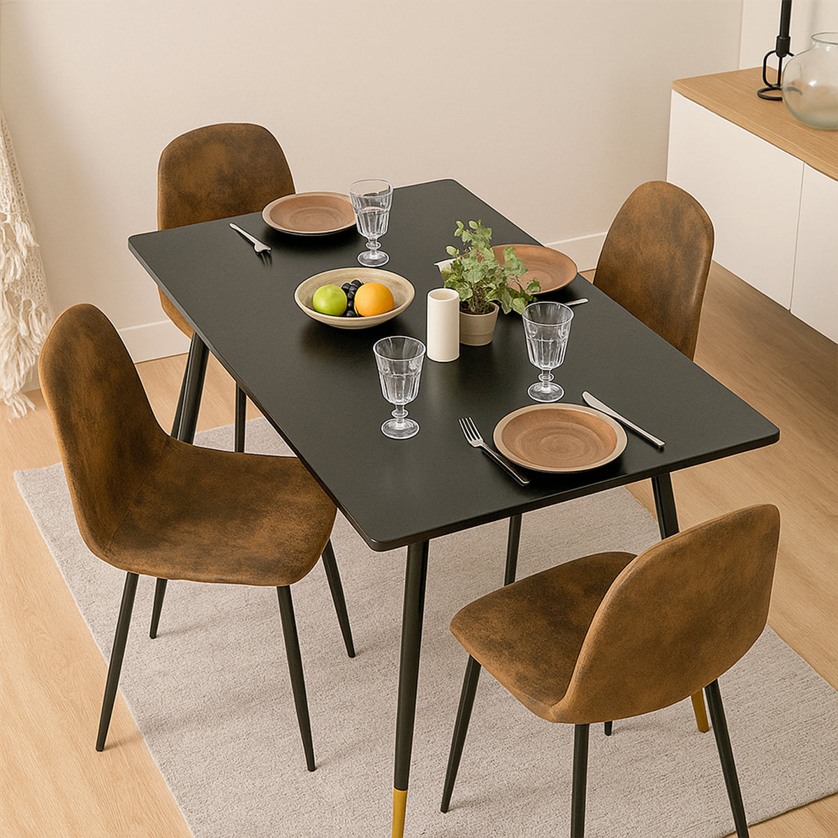 Ensemble de salle à manger de style scandinave comprenant une table extensible noire et 4 chaises en suédine marron