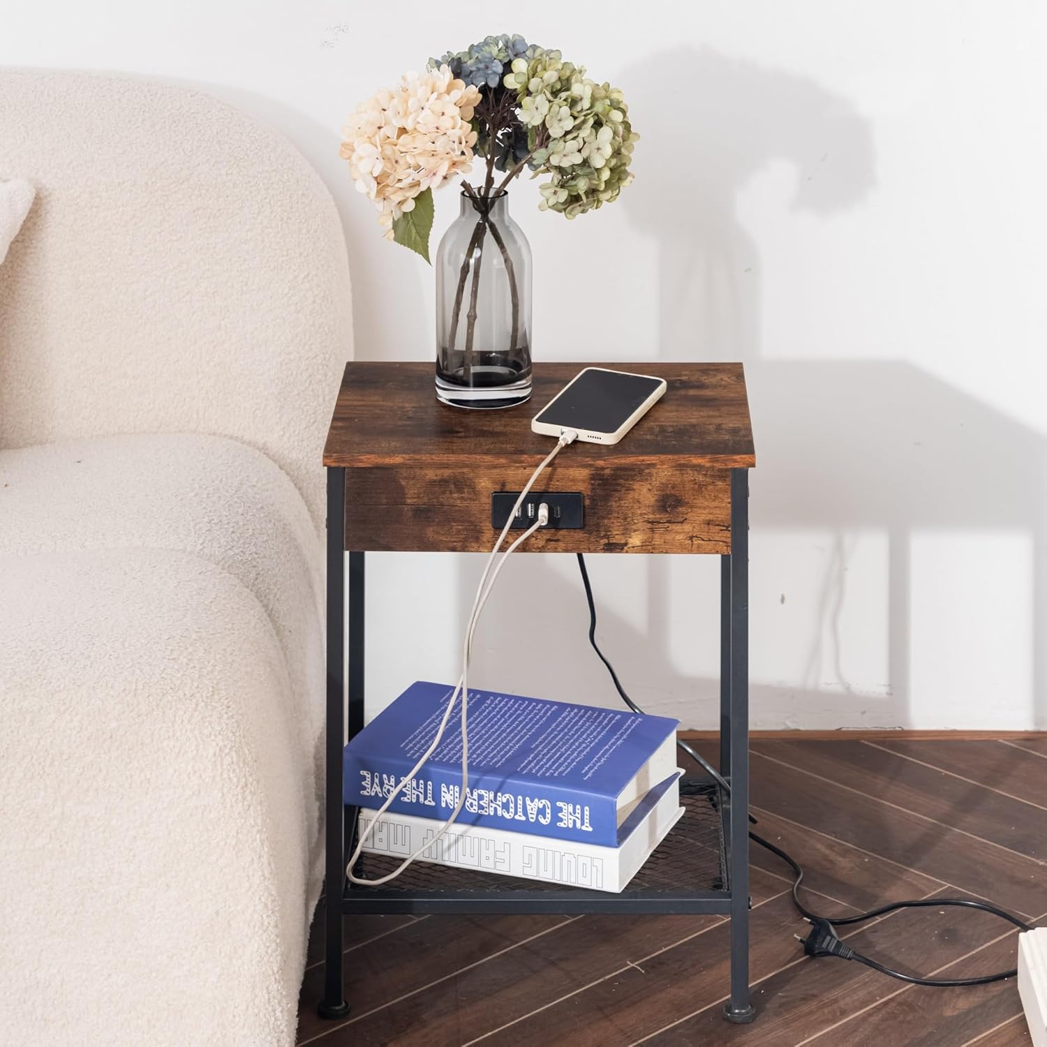 Beistelltisch/Beistelltisch im Industriedesign aus braunem Vintage-Holz und schwarzem Metall mit doppelter Tischplatte und integrierten USB-Anschlüssen – OAKHAM