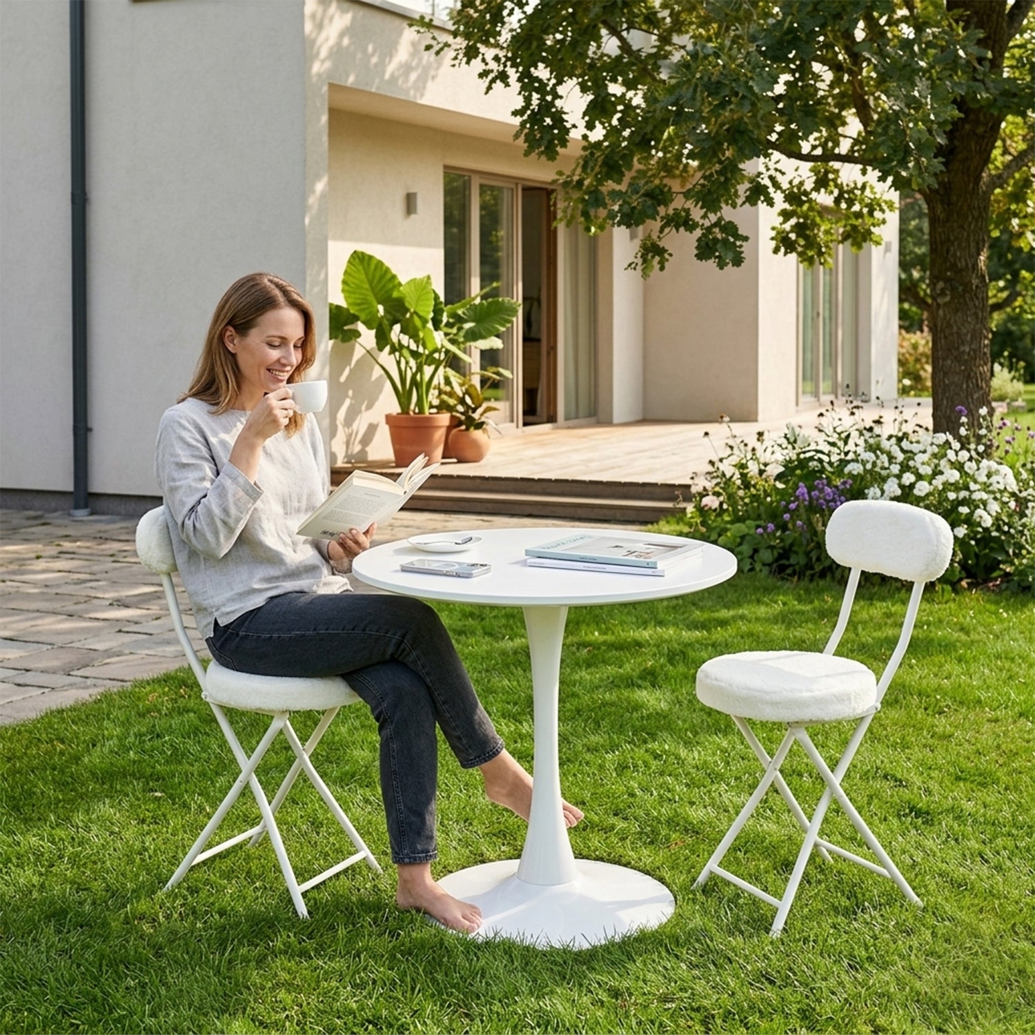 Ensemble de salle à manger de style scandinave comprenant une table ronde blanche et quatre chaises pliantes blanches