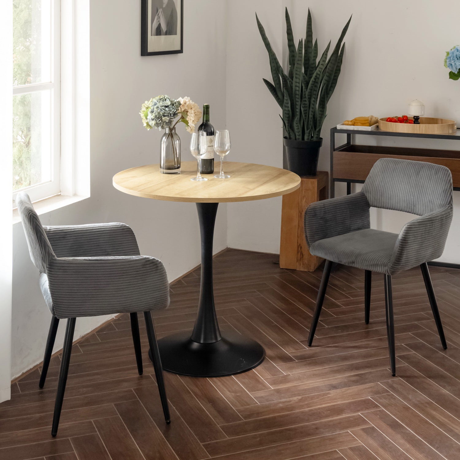 Ensemble de salle à manger de style scandinave comprenant une table ronde en chêne et 2 chaises en velours côtelé gris