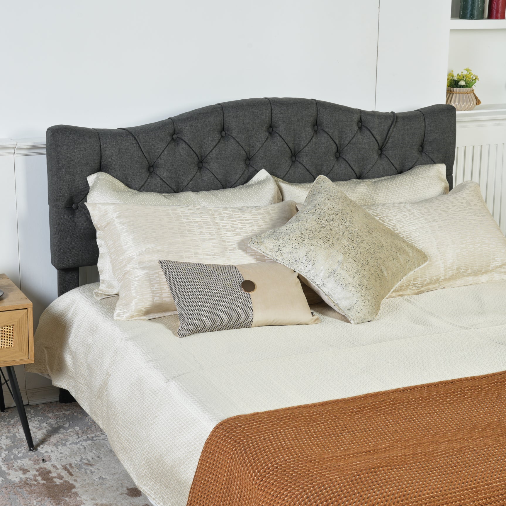 Lit double (160 x 200cm) avec tête de lit capitonnée en tissu gris (matelas non inclus) - LEON