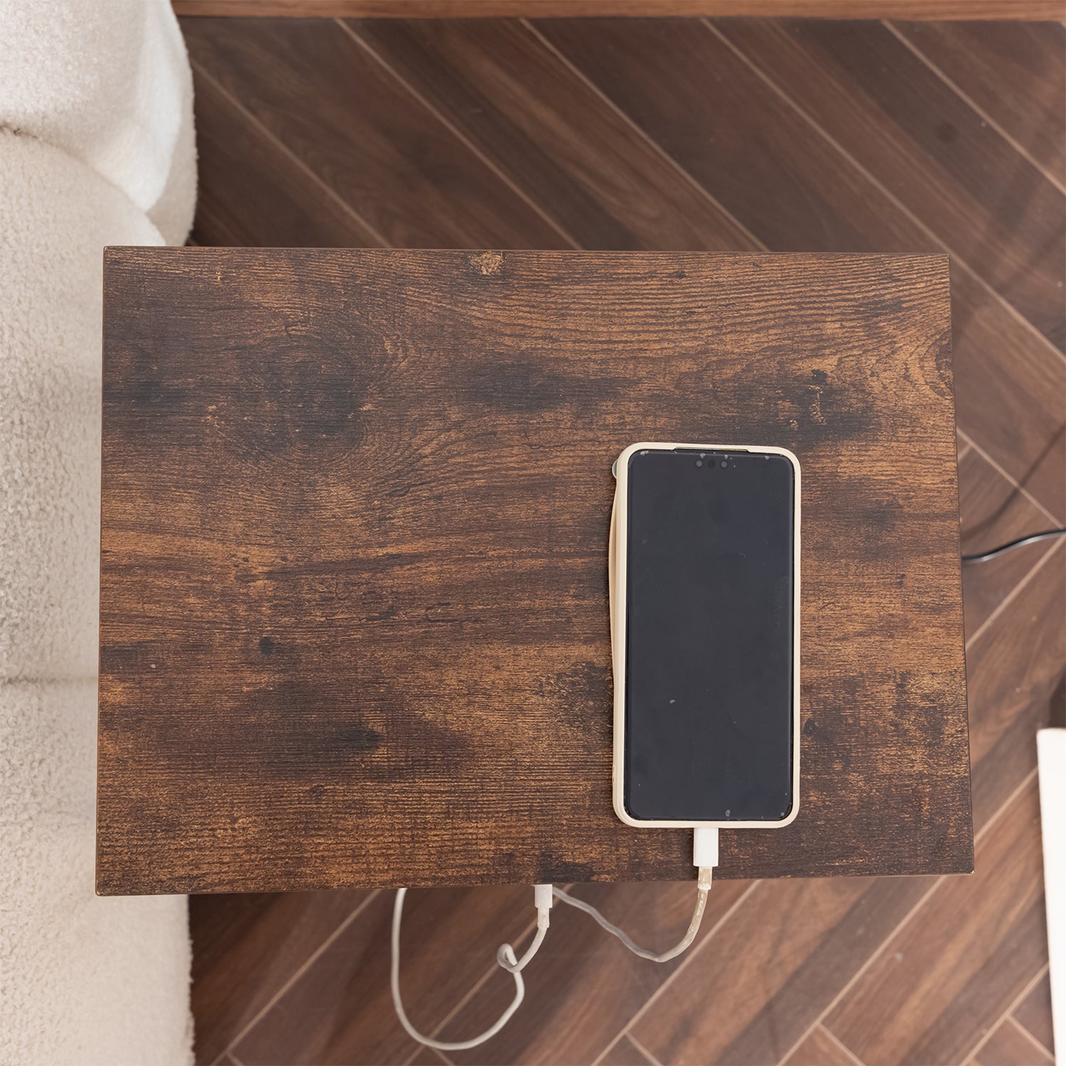 Beistelltisch/Beistelltisch im Industriedesign aus braunem Vintage-Holz und schwarzem Metall mit doppelter Tischplatte und integrierten USB-Anschlüssen – OAKHAM