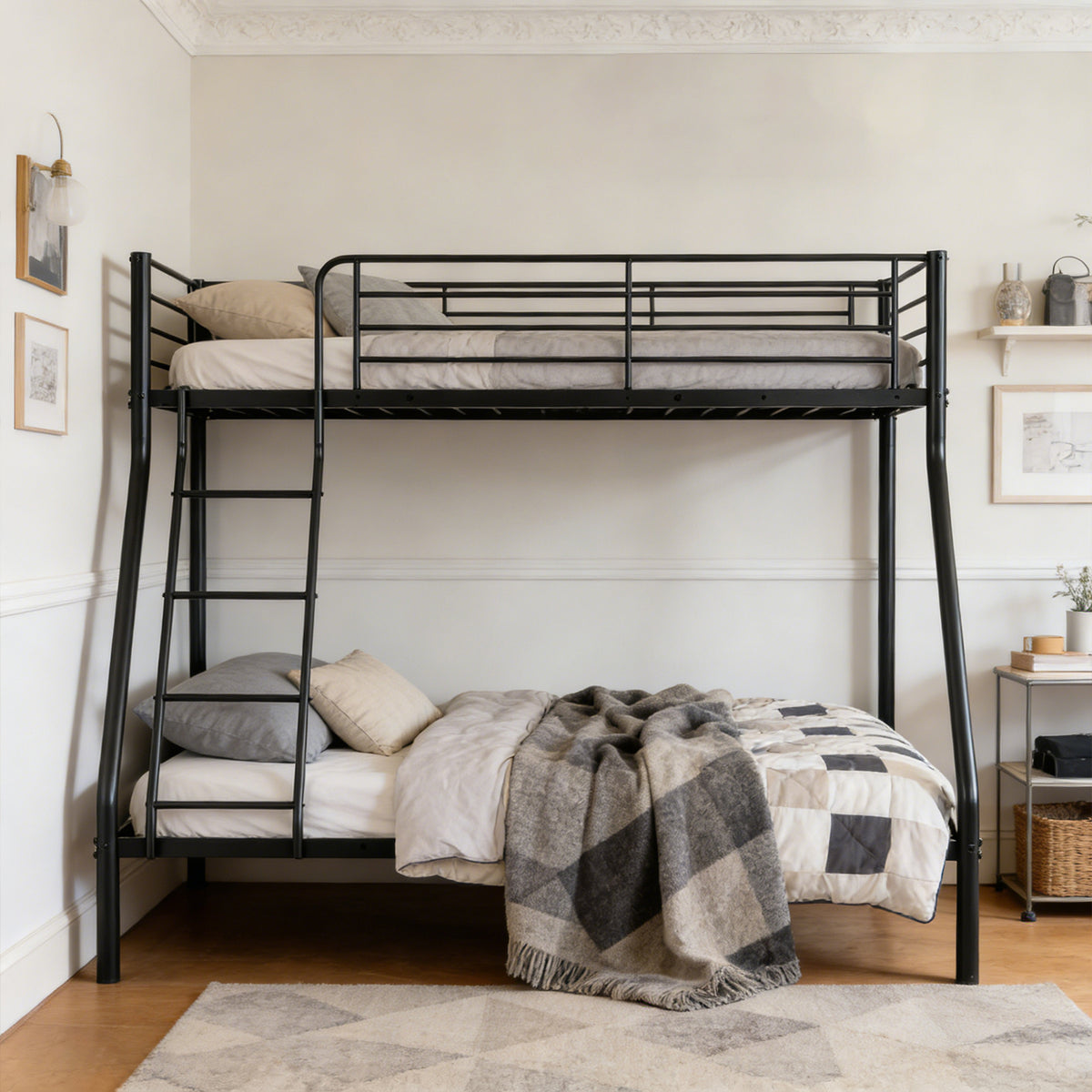 3-Sitzer- und 2-stöckiges Etagenbett aus schwarzem Metall mit Leiter 140 x 190 cm und 90 x 190 cm (Matratze nicht im Lieferumfang enthalten) – JAZZ