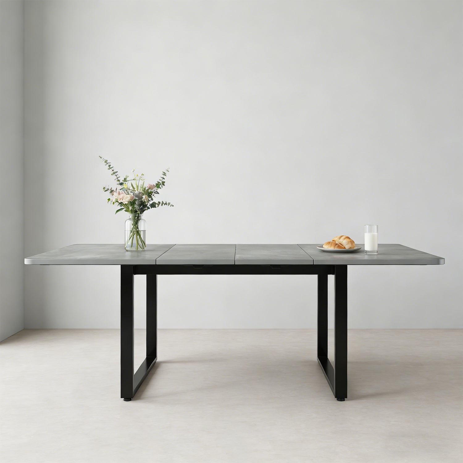 Table à manger gris extensible à trois rallonges avec pieds métalliques