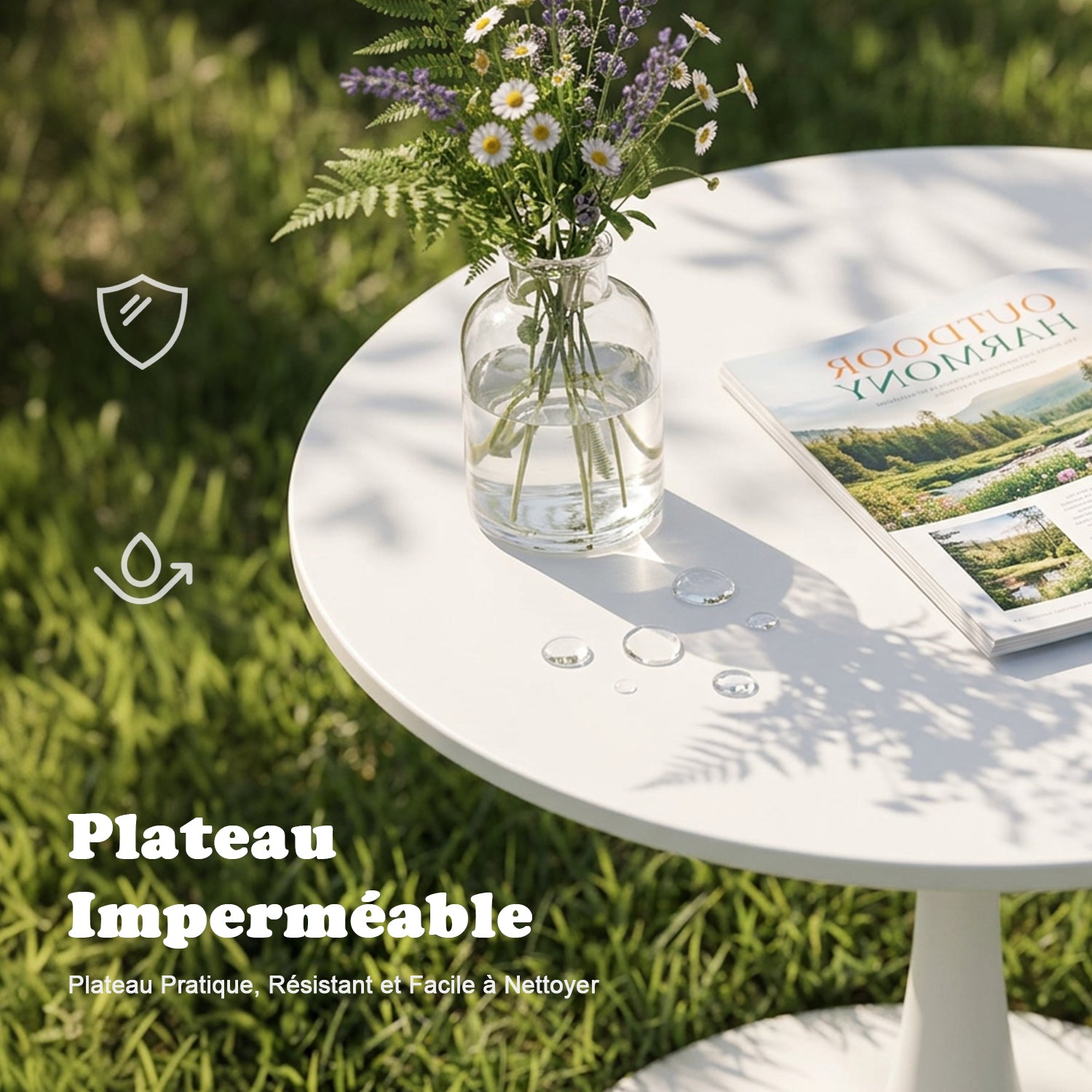 Ensemble de salle à manger de style scandinave comprenant une table ronde blanche et quatre chaises pliantes blanches