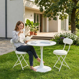 Ensemble de salle à manger de style scandinave comprenant une table ronde blanche et quatre chaises pliantes blanches