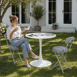 Ensemble de salle à manger de style scandinave comprenant une table ronde blanche et quatre chaises pliantes grises