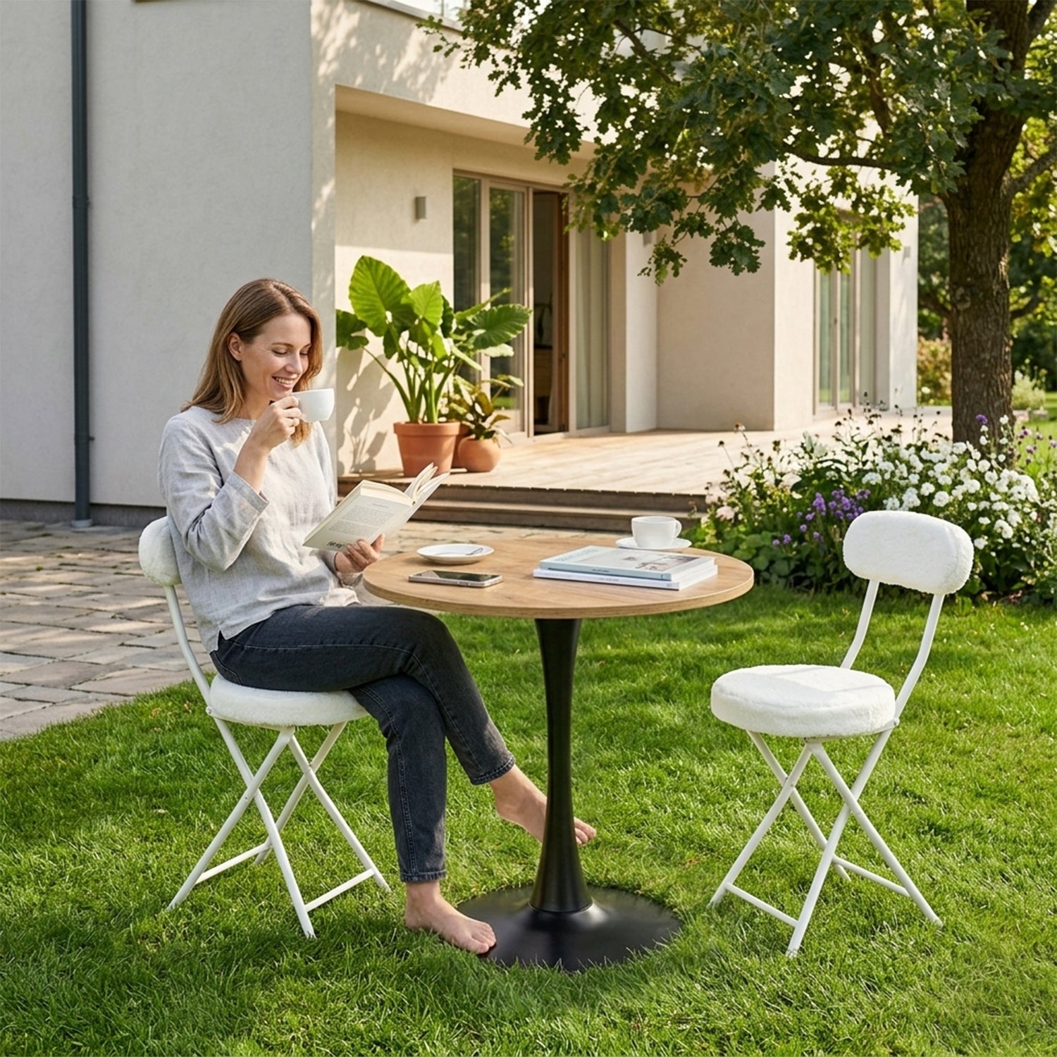 Ensemble de salle à manger de style scandinave comprenant une table ronde en chêne et quatre chaises pliantes blanches