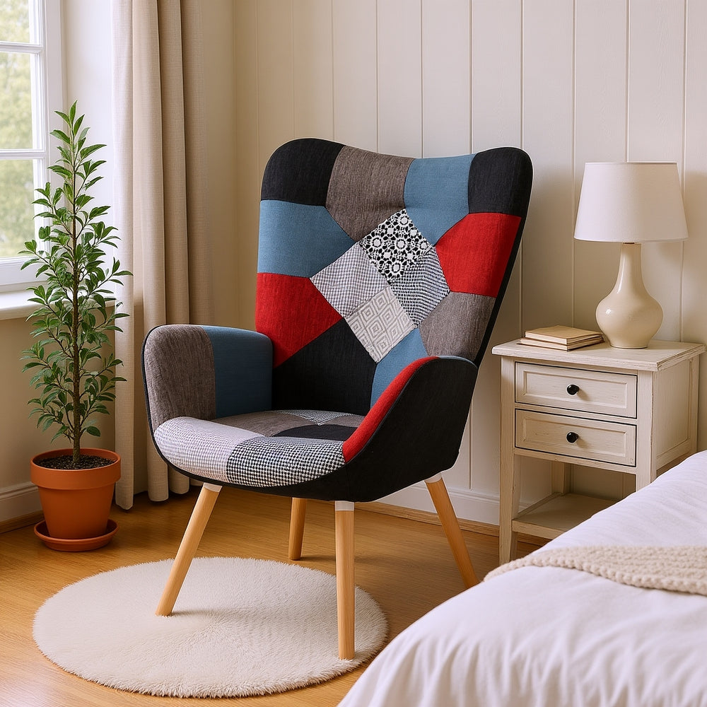 Fauteuil scandinave avec accoudoirs en tissu patchwork à surpiqûres - FUNKEL