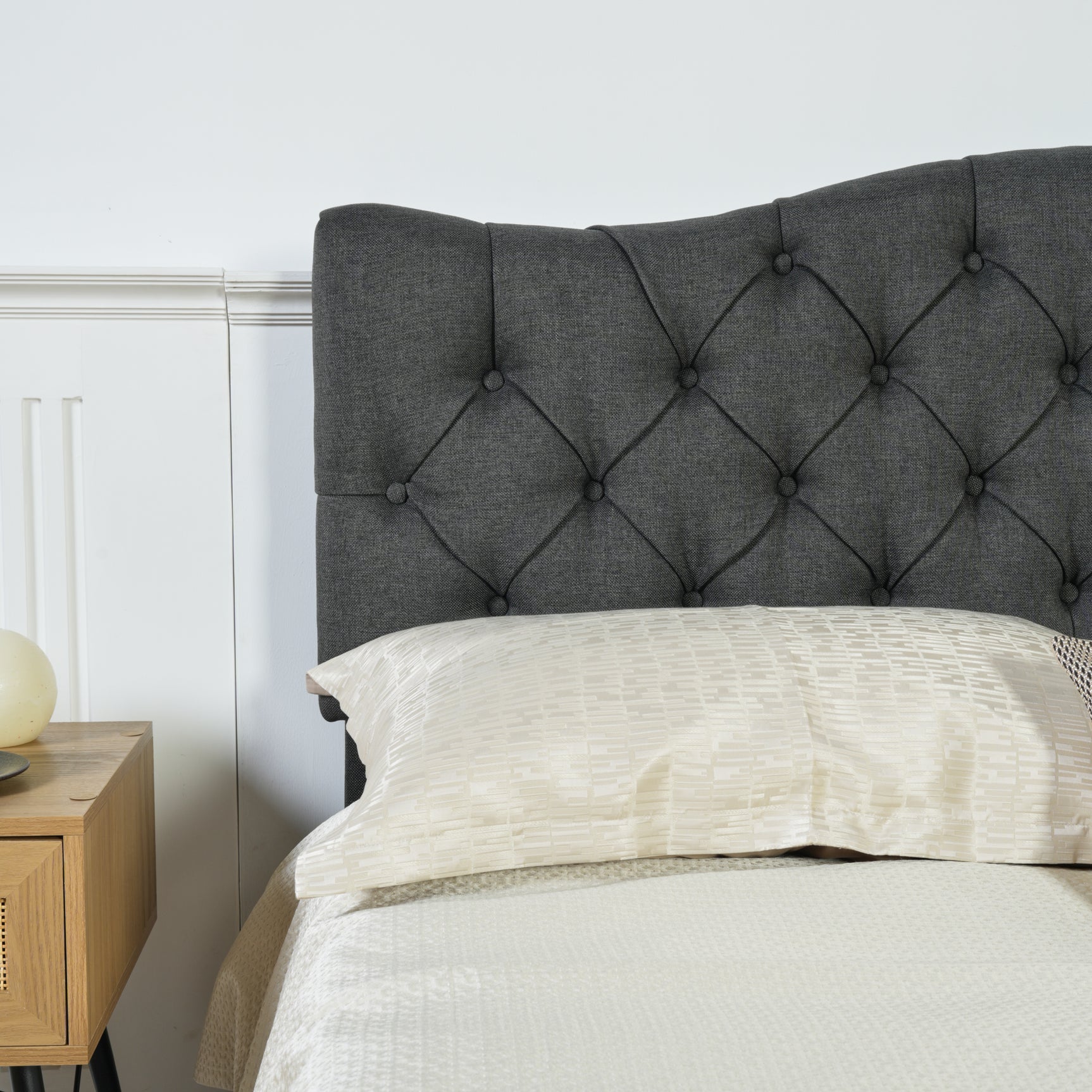 Lit double (160 x 200cm) avec tête de lit capitonnée en tissu gris (matelas non inclus) - LEON