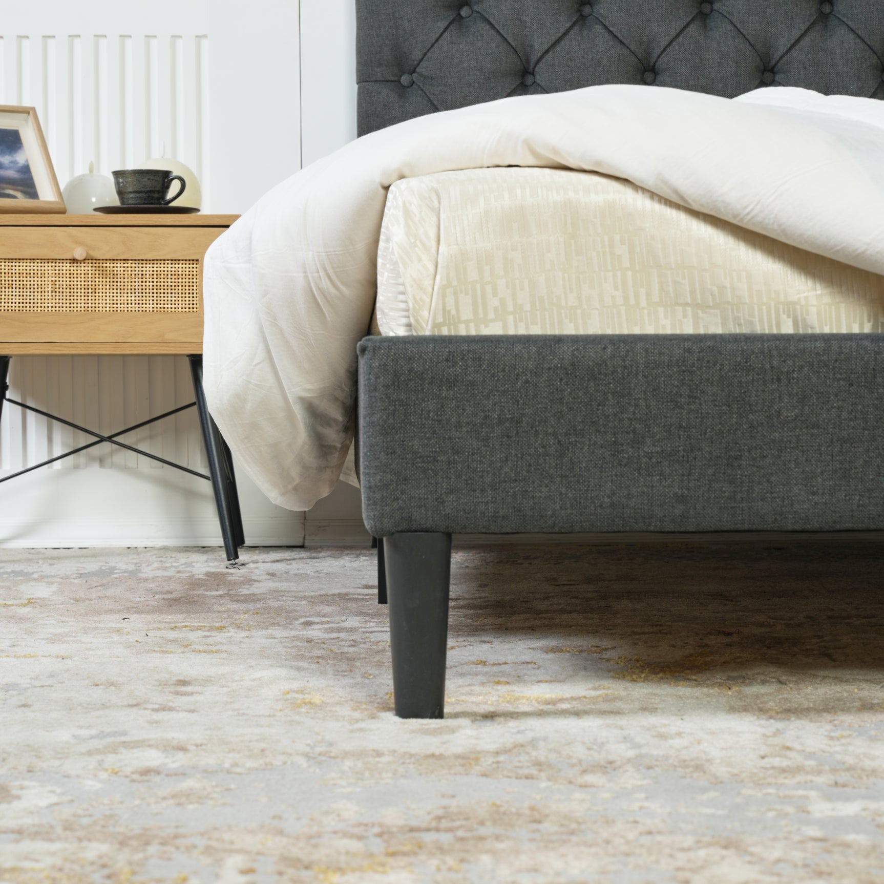 Lit double (160 x 200cm) avec tête de lit capitonnée en tissu gris (matelas non inclus) - LEON