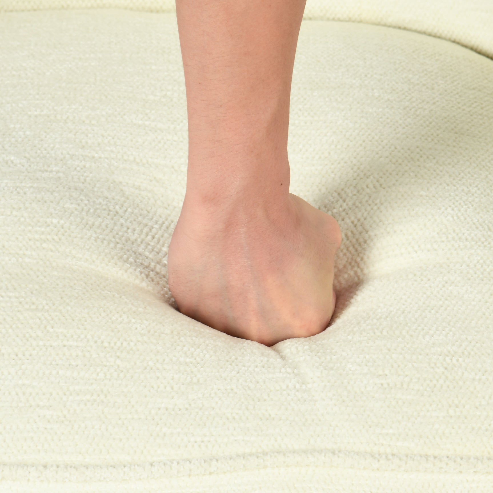 Fauteuil scandinave relax en tissu chenille crème avec accoudoirs et pieds en bois âââââââ€?MARRIAM