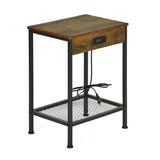 Beistelltisch/Beistelltisch im Industriedesign aus braunem Vintage-Holz und schwarzem Metall mit doppelter Tischplatte und integrierten USB-Anschlüssen – OAKHAM