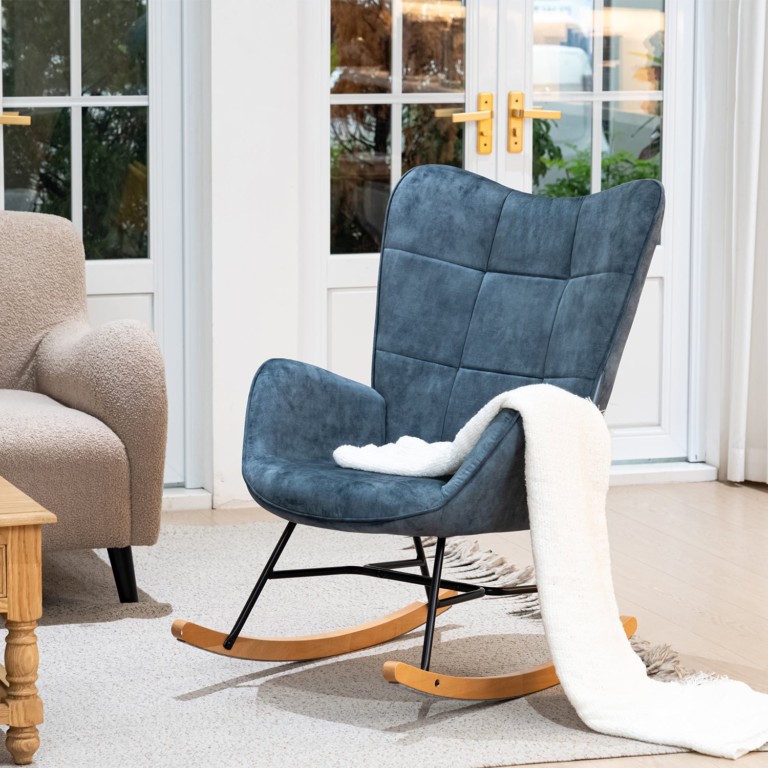 Fauteuil à bascule allaitement scandinave avec accoudoirs en velours bleu à surpiqûres - KELAN