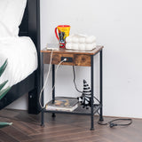 Beistelltisch/Beistelltisch im Industriedesign aus braunem Vintage-Holz und schwarzem Metall mit doppelter Tischplatte und integrierten USB-Anschlüssen – OAKHAM