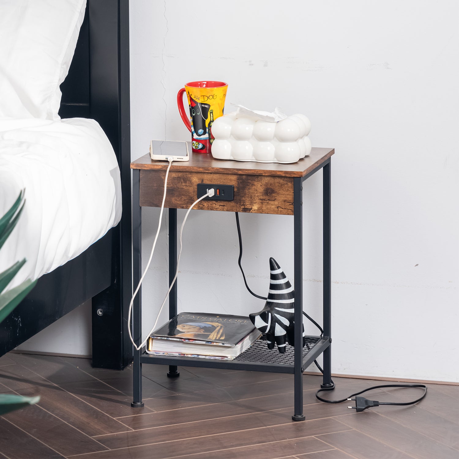 Beistelltisch/Beistelltisch im Industriedesign aus braunem Vintage-Holz und schwarzem Metall mit doppelter Tischplatte und integrierten USB-Anschlüssen – OAKHAM
