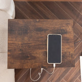 Beistelltisch/Beistelltisch im Industriedesign aus braunem Vintage-Holz und schwarzem Metall mit doppelter Tischplatte und integrierten USB-Anschlüssen – OAKHAM