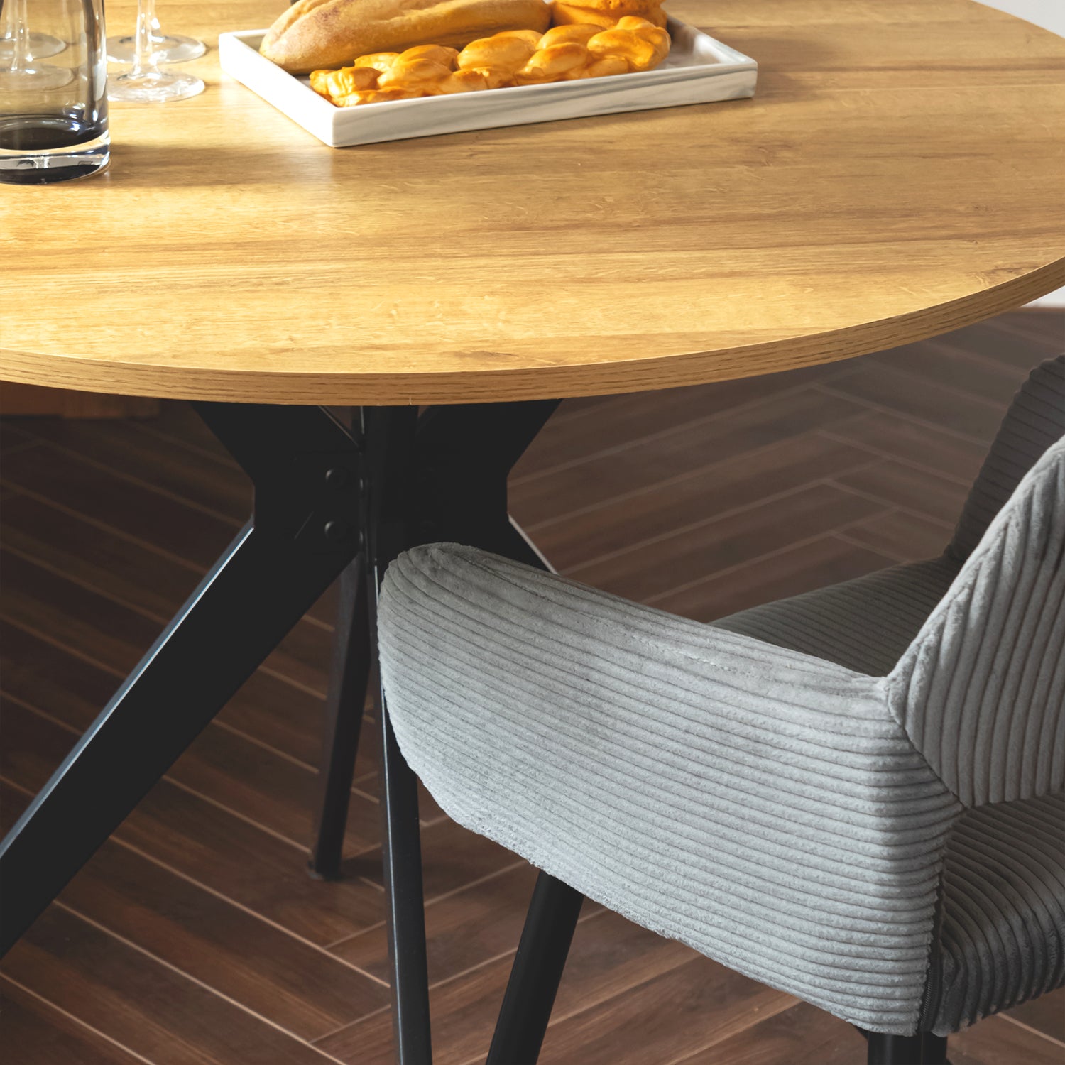Ensemble de salle à manger de style scandinave comprenant une table ronde en chêne et 2 chaises en velours côtelé gris