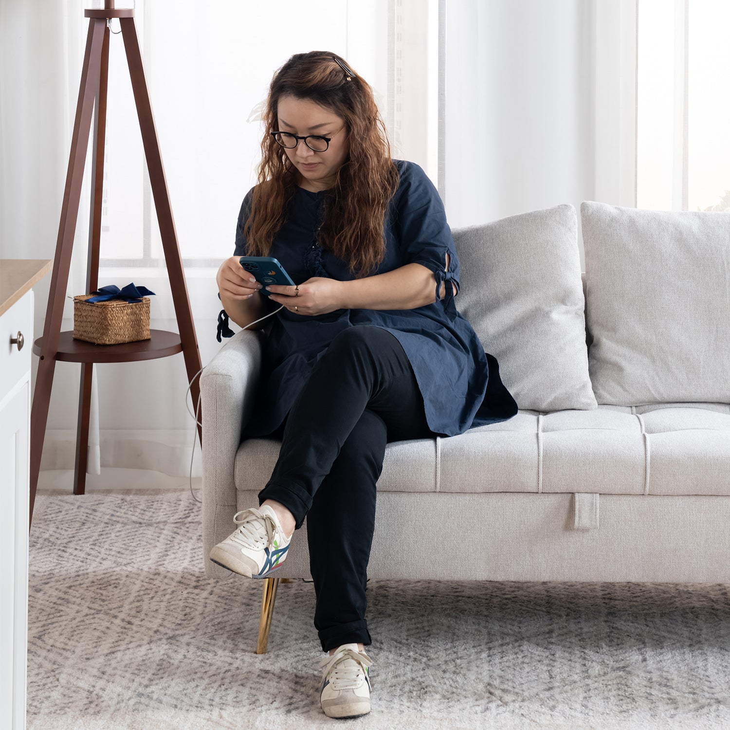 2-Sitzer-Sofa aus beigem Stoff im skandinavischen Stil – AHBARM