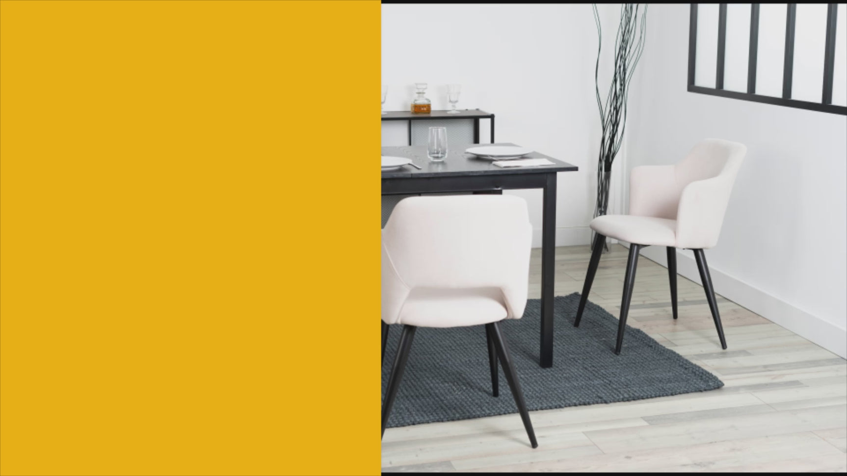 Ensemble table à manger ronde en chêne avec pieds en forme de X et 2 fauteuils en tissu beige de style scandinave pour salle à manger