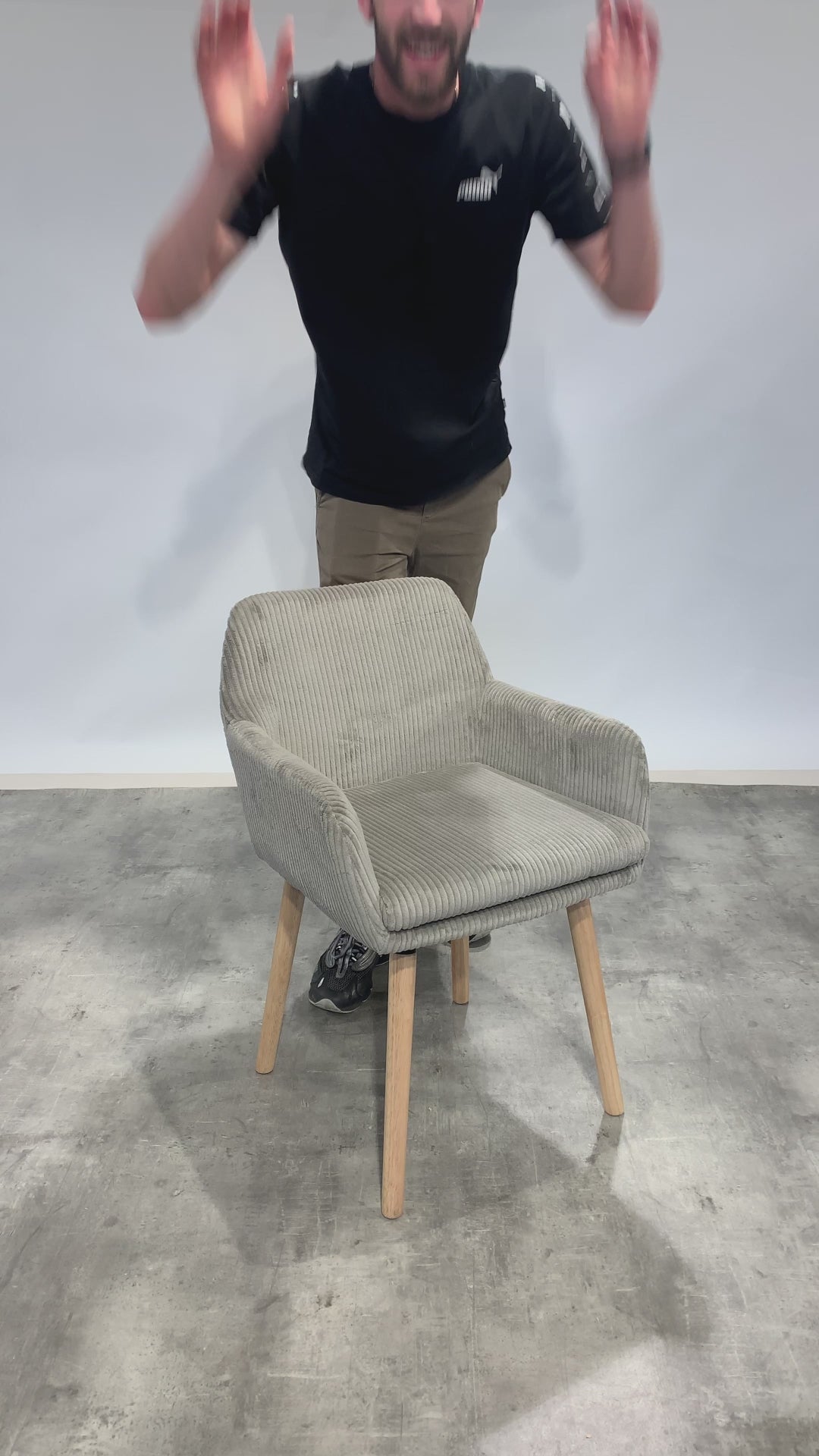 Lot de 6 chaises de salle à manger de style scandinave avec pieds en bois et accoudoirs en velours côtelé gris - ELIA