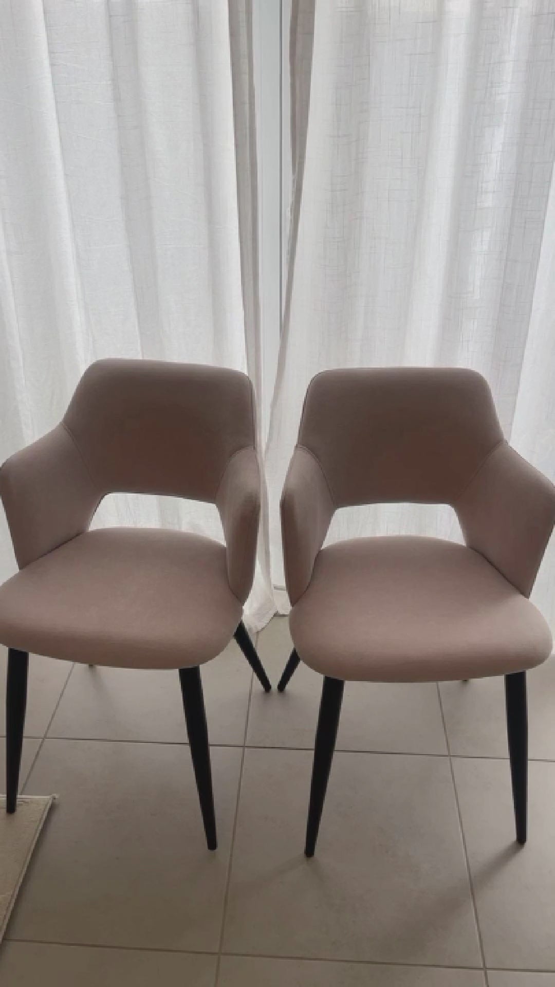Set mit 4 skandinavischen Esszimmersesseln mit Armlehnen aus beigem Stoff – AKANJI